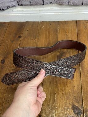 Ariat embossed tooled leather belt dark brown size small no buckle